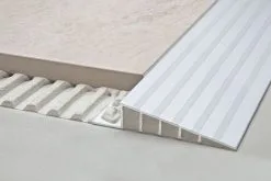 SCHLUTER SYSTEMS Schluter-RENO-RAMP AE Unite Livraison : 2,5m